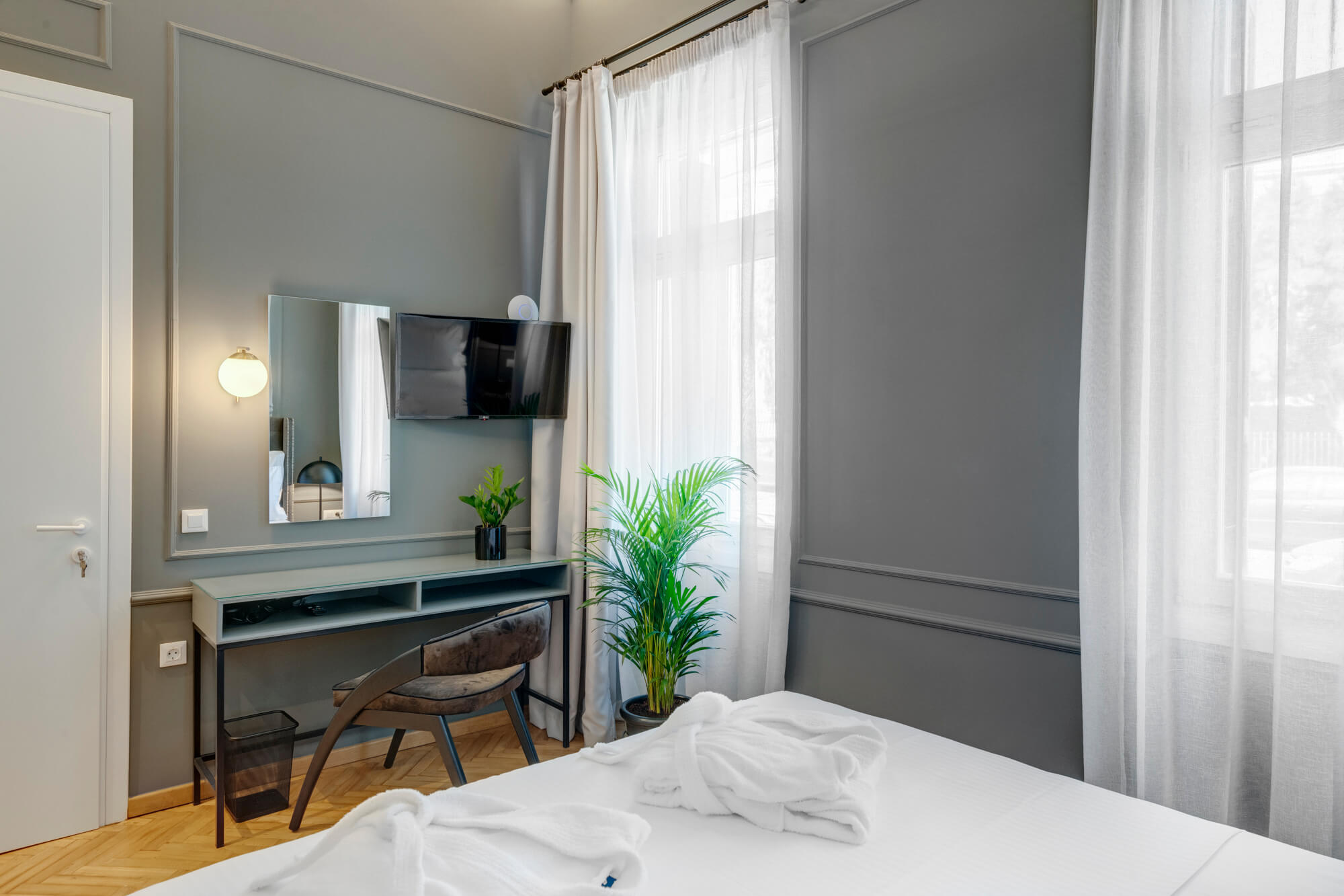 Grigio suite bedroom