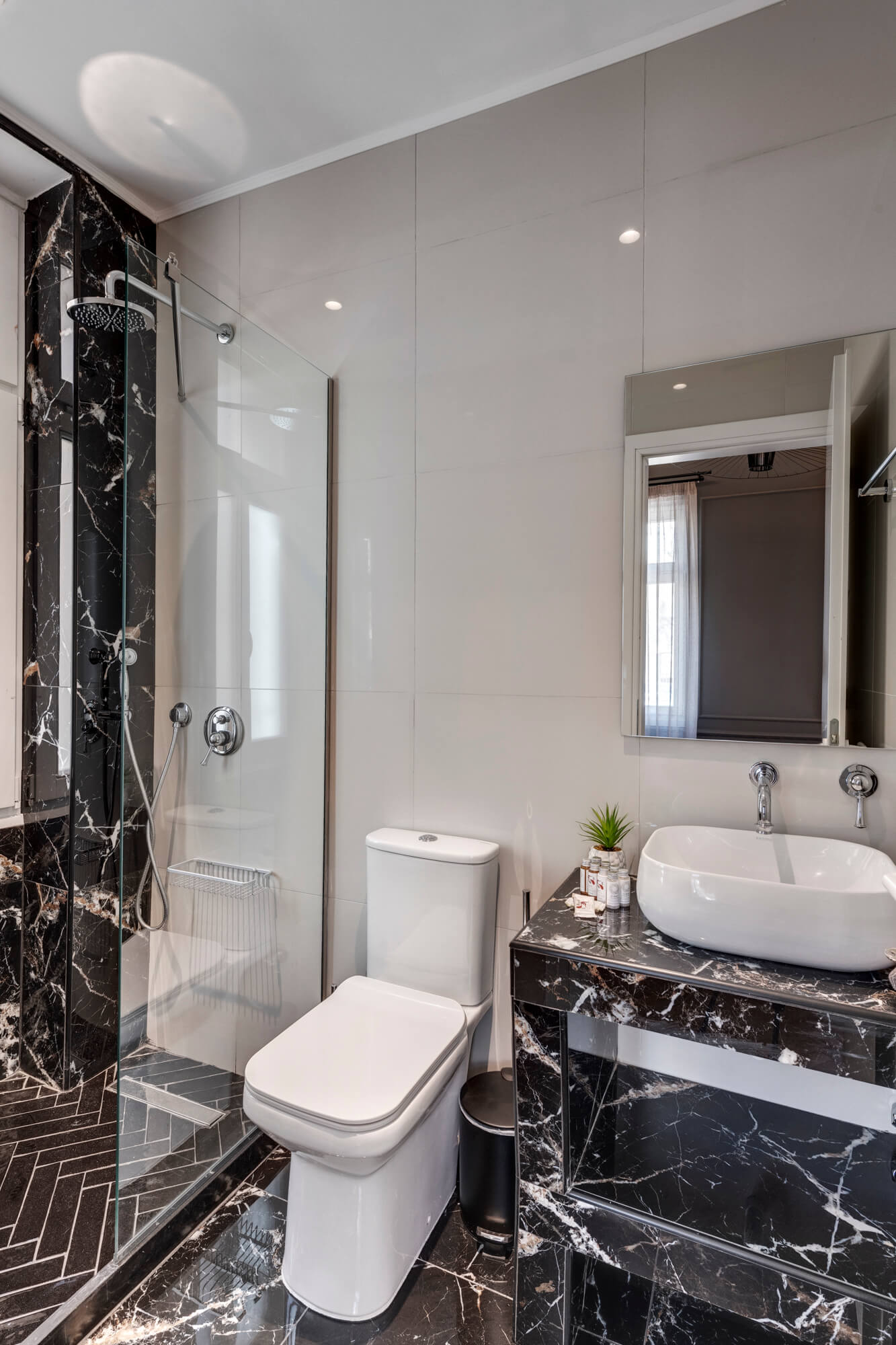 Grigio suite bathroom