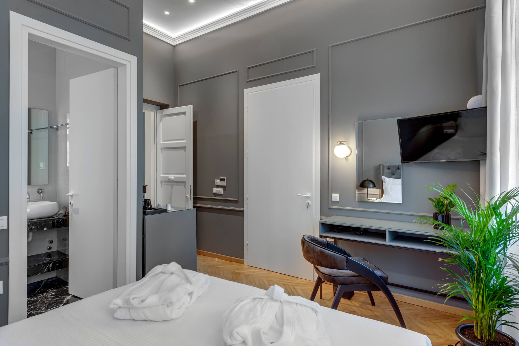 Grigio suite bedroom