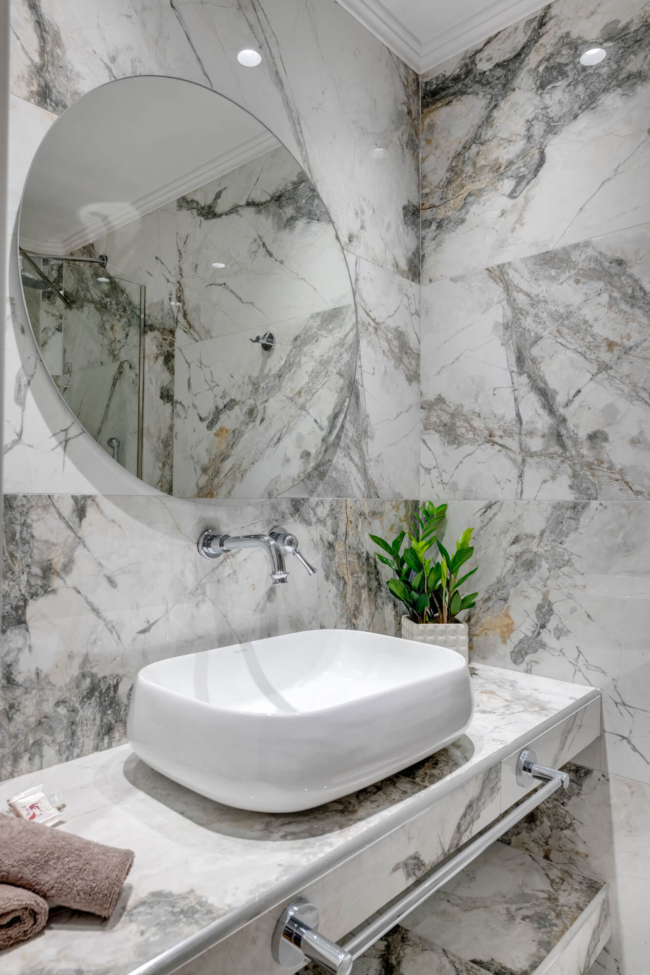 Perla suite bathroom